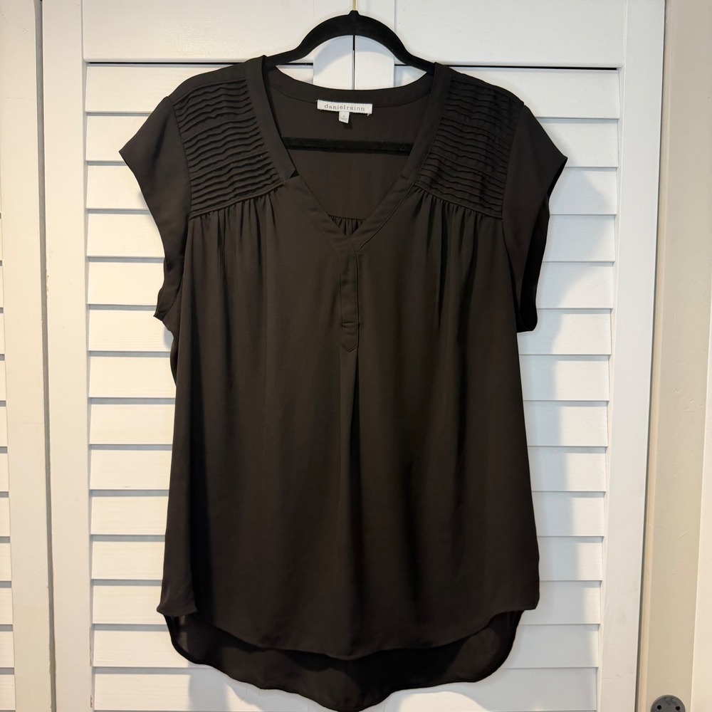 Daniel Rainn Black Short-Sleeve V-Neck Blouse